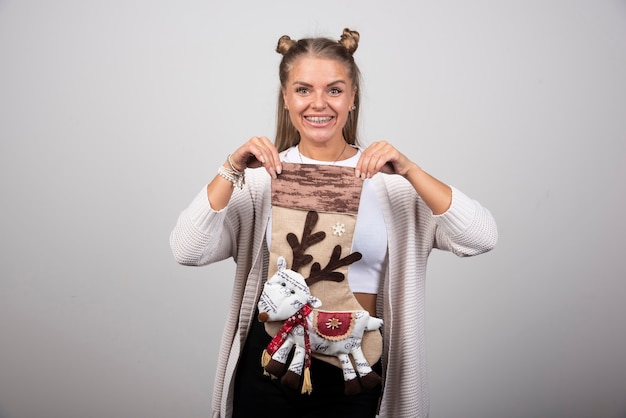 Client mulțumit cu broderie